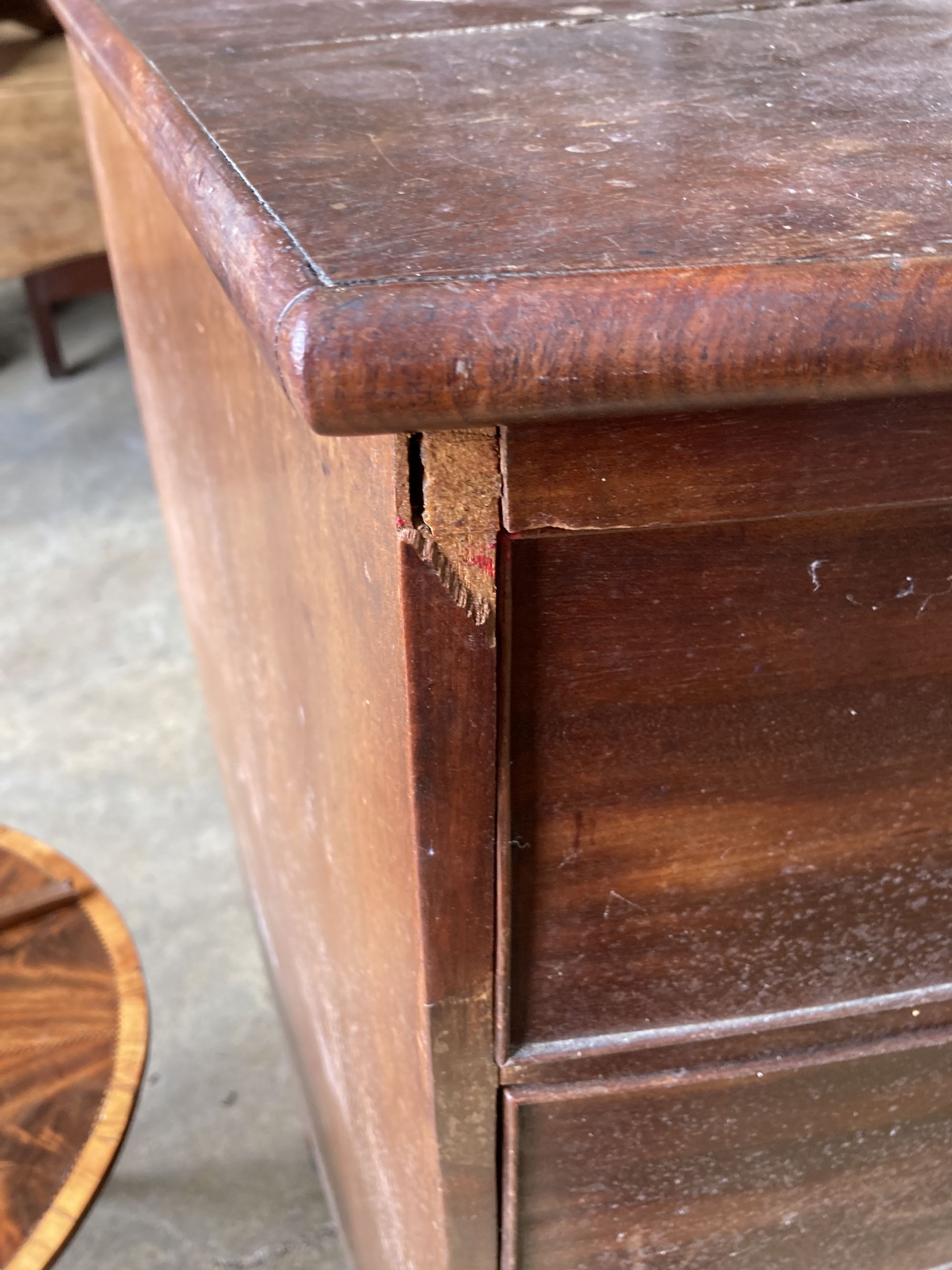 A Regency mahogany bow front chest of drawers, width 106cm, depth 55cm, height 104cm